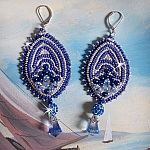 BO Marine Blue brodées avec des navettes en Cristal de Swarovski à laquelle s'ajoute perles rondes en Cristal plasticine, perles nacrées, pampilles et rocailles. Montées sur dormeuses en Argent 925